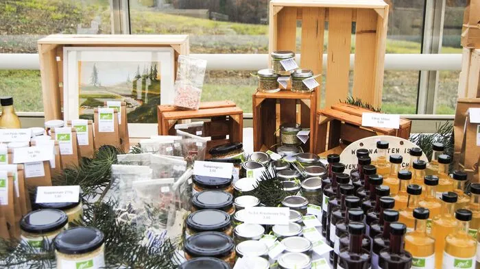 Im Glashaus am Bio-Bauernhof der Chance B in Labuch bei Gleisdorf konnten die Gäste selbst gebastelte Gegenstände wie Adventkränze, selbst bemalte Tontafeln, Filztaschen, kunstvolle Keramiken und andere liebevoll hergestellte Dekorationen aus eigener Bio-Produktion erwerben.