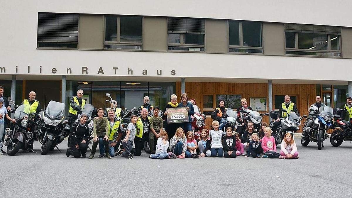 Scheckübergabe im SOS Kinderdorf