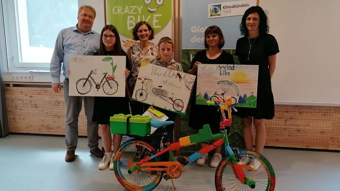 Thomas Greuter, Schulqualitätsmanager BZ Kals, Pia Bürgler, Sabine Aigner, Klimabündnis Tirol; Raphael Grafmüller, Erika Rogl, Bürgermeisterin von Kals; Michaela Troger, Direktorin BZ Kals