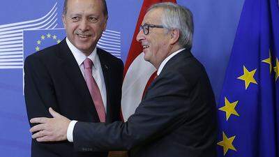 Lächeln für die Kamera: Juncker und Erdogan in einer Archivaufnahme