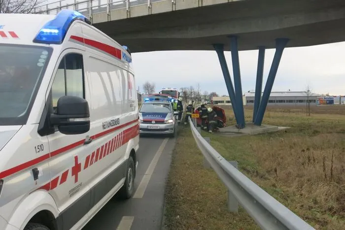 Ein Pkw war von der Straße abgekommen und gegen einen Brückenpfeiler krachte.