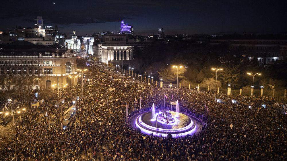 In Madrid beteiligten sich am Abend rund 350.000 Frauen an einer Demonstration für Frauenrechte