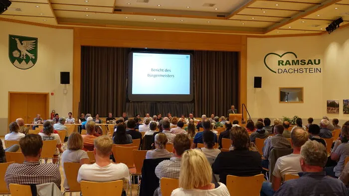 Rund 130 Bürgerinnen und Bürger versammelten sich im VAZ Ramsau