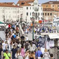 Nicht nur Venedig ist vom Massentourismus betroffen. Auch kleine, weniger bekannte Dörfer werden nun überrannt