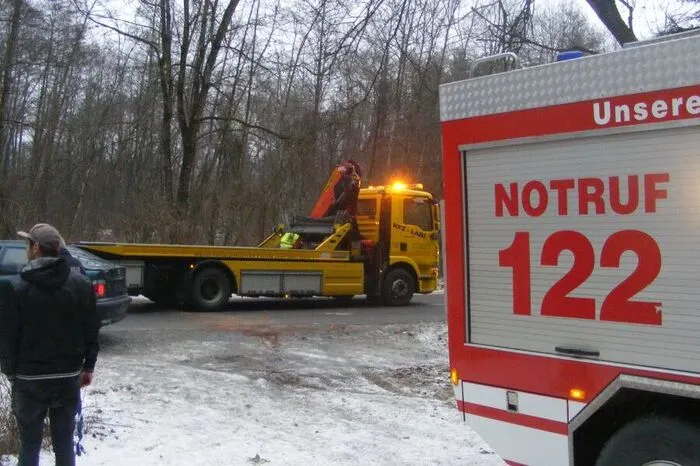 Die Feuerwehrmänner säuberten die Straße von den Fahrzeugteilen.