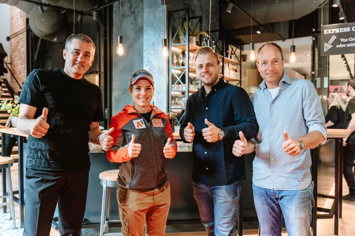 Geschäftsführer Lukas Tauber und Unternehmensberater  und Franchiseexperte Bernhard Kloucek begrüßten Drag Queen Gloria Hole und Ski-Weltmeisterin Nici Schmidhofer als Gäste.