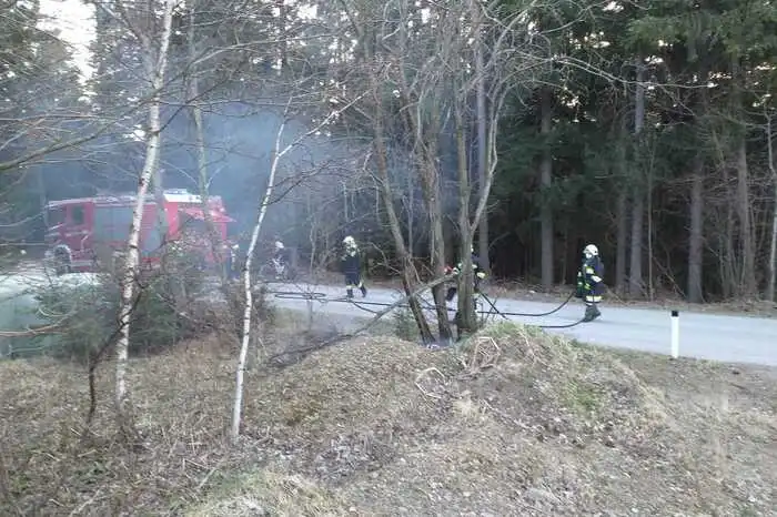 Die ersteintreffende Feuerwehr Mönichkirchen konnte den beginnenden Waldbrand noch in der Entstehung eindämmen.
