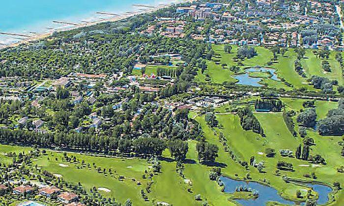 Das Luftbild zeigt wie imposant die Golfanlage Pra’ delle Torri bei Caorle ist. Ein Spaziergang über die Greens sind genauso lohnend wie die Assistenz eines Golf-Caddys, den man natürlich mieten kann