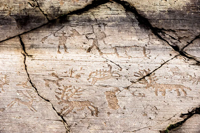 Als erste Stätte in Italien wurden die Felsritzungen des Valcamonica in der Lombardei 1979 auf die Unesco-Liste gesetzt. Auf einer Strecke von 25 Kilometern wurden inzwischen rund 200.000 prähistorische Petroglyphen in den Felsen entdeckt, die das Leben der Menschen über einen Zeitraum von rund 10.000 Jahren dokumentieren.