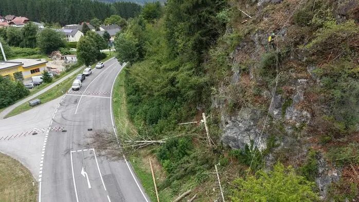 Am Dienstag in der Früh haben Facharbeiter mit der Beräumung des Geländes oberhalb der Straße begonnen 