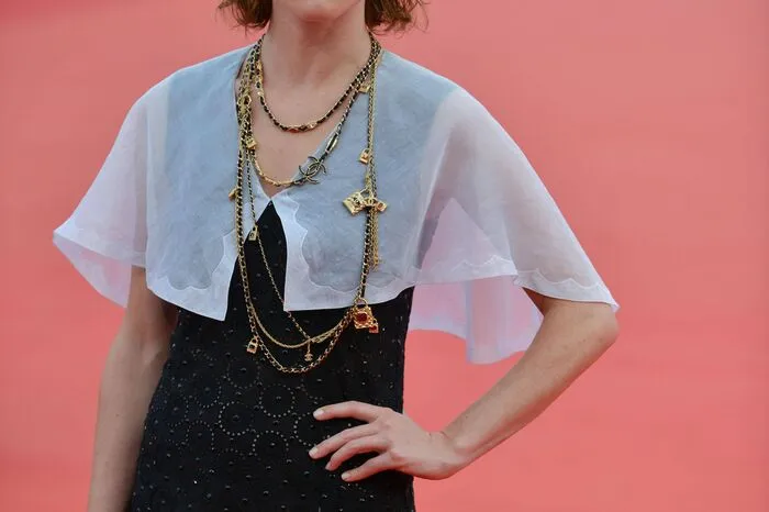 Für den roten Teppich beim 45. Deauville American Film Festival trat die gebürtige Welserin in einem schwarzen Kleid mit kurzem Cape auf.