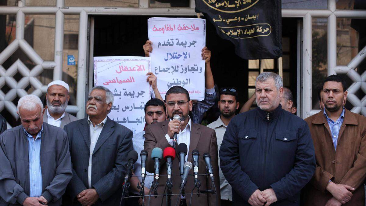 Hamas-Sprecher Sami Abu Zuhri hält eine Rede während eines Protests gegen politische Festnahmen im Jahr 2015