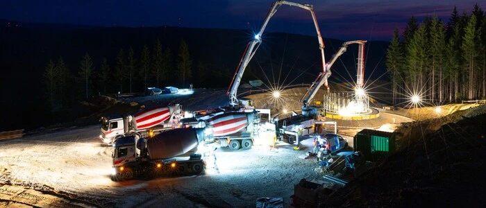 Auf einer Alm werden die Fundamente für einen Windpark gegossen
