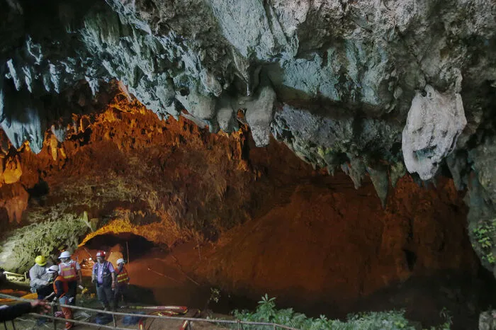 Die Suche nach der seit sechs Tagen in einer Höhle in Thailand eingeschlossenen Jugend-Fußballmannschaft wird durch starken Regen weiter behindert.