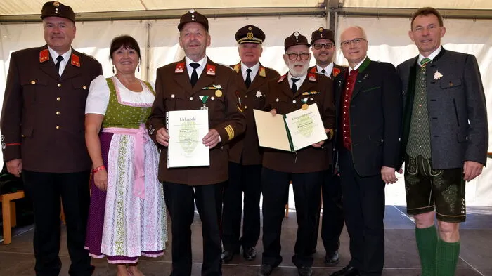 Ehrungen für 60 bzw. 70 Jahre bei der Feuerwehr: Oberbrandinspektor Günther Nauschnigg, Landtagspräsidentin Manuela Khom, Walter Capellari (60 Jahre), Landesfeuerwehrrat Helmut Vasold, Walter Hauck (70 Jahre), Hauptbrandinspektor Alexander Brunner, Landesrat Hans Seitinger und Bürgermeister Hannes Schmidhofer