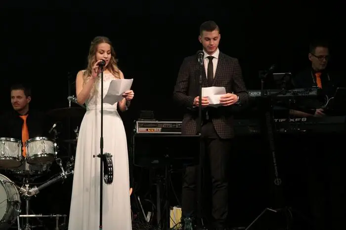 Vera Reinisch und Lorenz Harrer begrüßten die Gäste im Saal und führten gekonnt durch den Abend.