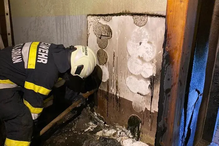 Als die Feuerwehren eintrafen, stand die Fassade des angrenzenden Wohnhauses bereits in Flammen. 