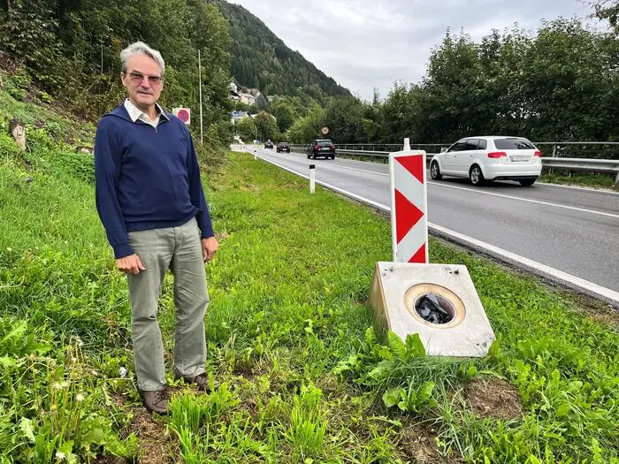 Walter Papst zeigt jene Stelle an der B 94, wo sich der Radarkasten befunden hat