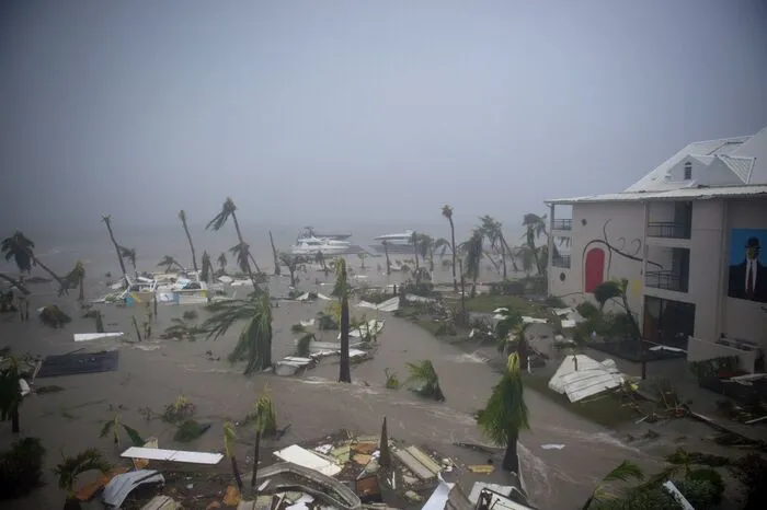 Der niederländische Teil "Sint Maarten", der in zwei Teile aufgeteilten Insel, war vorübergehend von der Außenwelt abgeschnitten. Nun will Frankreich Hilfsmittel schicken.