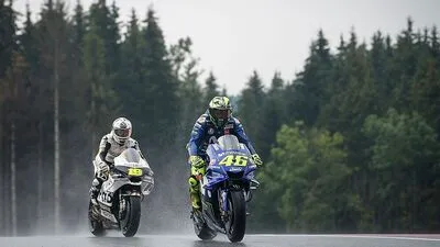 Valentino Rossi (rechts)