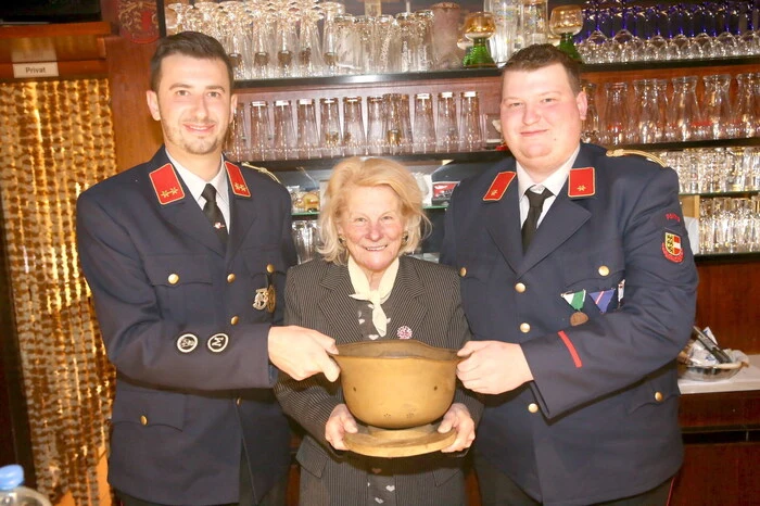 Location war die legendäre „Erni-Bar“ von Erni Hude (Mitte) am Längsee. 