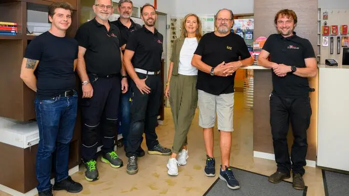 Petra Gärtner mit ihrem Team von „Pierzl & Bauer Schlüssel und Sicherheitsanlagen“ in Klagenfurt.
