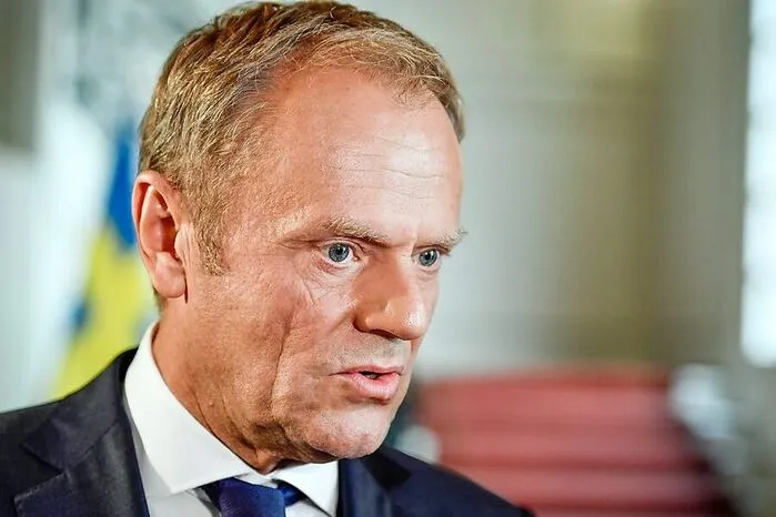EU-Ratspräsident Donald Tusk hat in seinem Einladungsschreiben an die 28 Staats- und Regierungschef zum Gipfel Donnerstag und Freitag das Flüchtlingsthema als Schwerpunkt hervorgehoben. Die "Migrationsdebatte wird immer hitziger und sie wird das Hauptthema auf der Agenda". Tusk forderte, dass die EU selbst entscheiden müsse, wer nach Europa kommen dürfe. "Es steht viel auf dem Spiel", so Tusk.