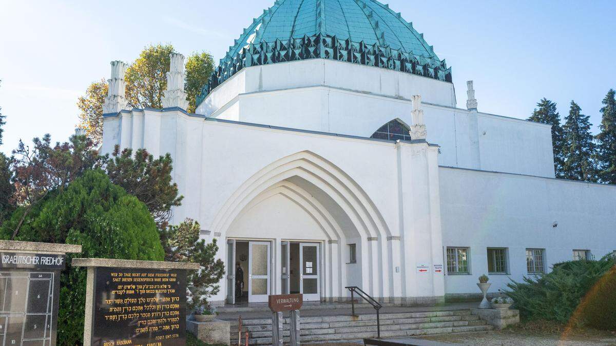 Ein Thora-Schrein und heilige Bücher wurden im Seitentrakt  der Zeremonienhalle ein Raub der Flammen.  