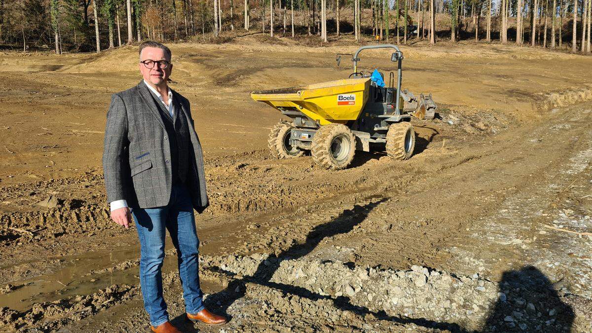 Bürgermeister Helmut Linhart freut sich