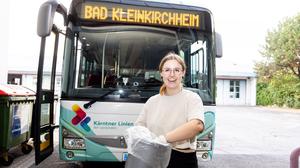 Lea Reheis von der Universität Innsbruck  nimmt Insektenproben von der Windschutzscheibe eines Postbusses ab