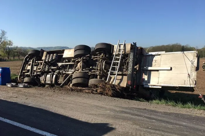 Weitere Bilder von den Aufräumarbeiten nach dem Unfall.