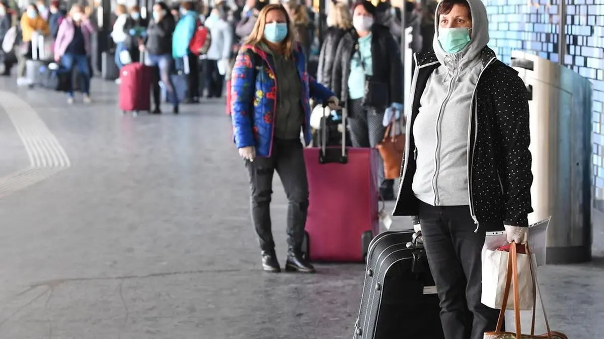 ABD0101_20200330 - SCHWECHAT - ÖSTERREICH: Das Land Niederösterreich hat gemeinsam mit der Wirtschaftskammer 250 Personen aus Rumänien und Bulgarien einfliegen lassen. Nach einer 14-tägigen Quarantäne sollen sie bis zu sechs Wochen lang im Bundesland tätig sein. Im Bild: Pflegebetreuer am Montag, 30. März 2020, am Flughafen Wien-Schwechat. - FOTO: APA/HELMUT FOHRINGER