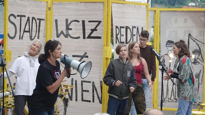 Sechs Akteuren aus der Region thematisierten Potenziale und Auslöser von Protesten und den Generationskonflikt unter dem Titel "Es warat wegen Morgen".