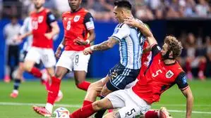 Nein, Schwalbe war das keine, als Stefan Posch Lautaro Martinez von den Beinen holte 