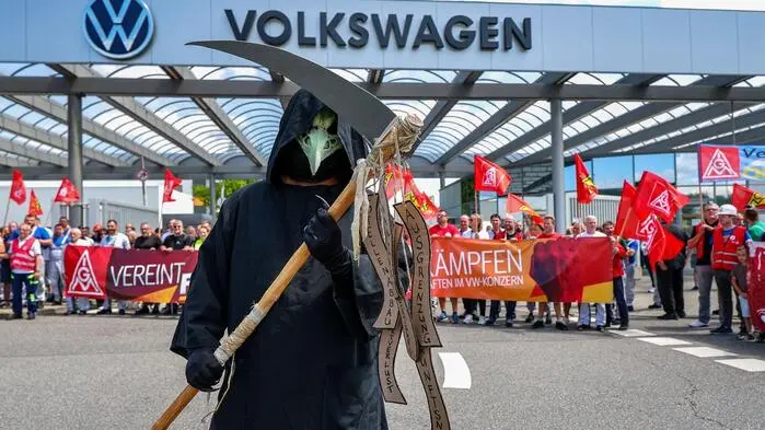 Ein Mann stand vergangene Woche bei Protesten der IG Metall als Sensenmann verkleidet vor dem VW-Werk in Zwickau