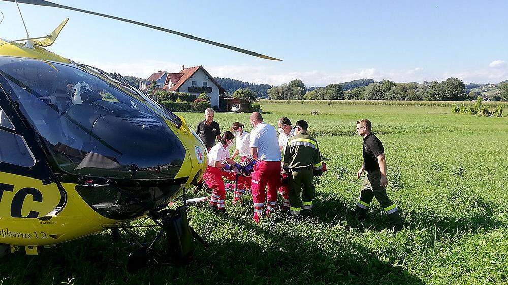 Rotes Kreuz und Feuerwehr brachten den 14-Jährigen zum Rettungshubschrauber