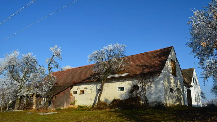 Vor etwa 15 Jahren begann Wolfgang Raser mit der Renovierung eines alten Vierkanthofs. Er fing mit der Nordseite an (im Hintergrund). Später beschloss man, auch die Süd-Westseite in Angriff zu nehmen und auf die Sonnenseite zu wechseln.