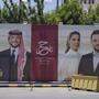 Plakate von Kronprinz Hussein mit seiner saudi-arabischen Braut 