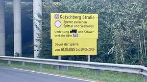 Hinweistafel, die über eine Sperre für Lkw von 1. Oktober bis 30. Juni 2026 informiert | Die Hinweistafeln wurden dieser Tage in Spittal und Seeboden aufgestellt