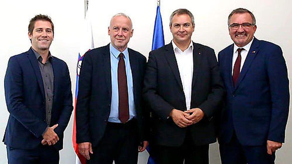 Am Bild von links: Philipp Liesnig, Bernard Sadovnik, slowenischer Parlamentspräsident Dejan Židan und Jakob Strauss 