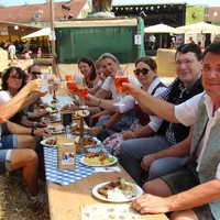 Auf Strohballen wurde gegessen und gefeiert