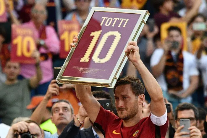 geht wieder an eine italienische Mannschaft: Die AS Roma. Im Bild Ikone Francesco Totti, der nun endgültig seine lange Karriere beendet. Und das nach Platz zwei in der abgelaufenen Meisterschaft. Markenwert: 453 Millionen Euro