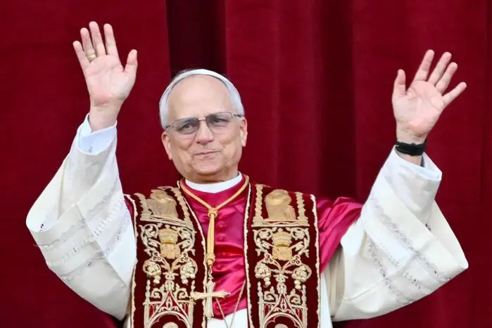 In warmen Worten dankt der neue Papst Leo XIV. auch seinem Vorgänger Franziskus.