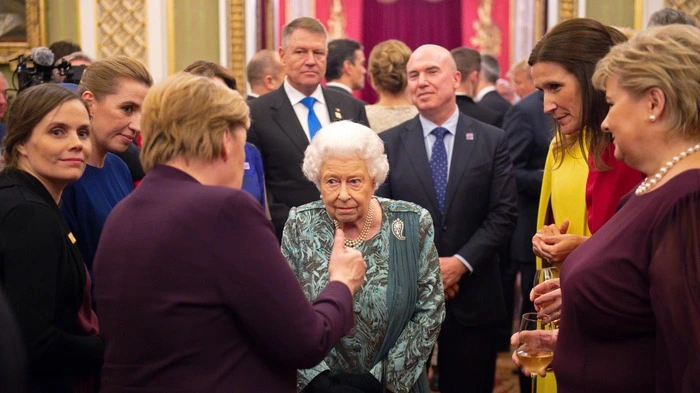 Elizabeth II. ließ es sich am Dienstagabend nicht nehmen, die 29 Staats- und Regierungschefs der Nato-Staaten im Buckingham-Palast zu empfangen.