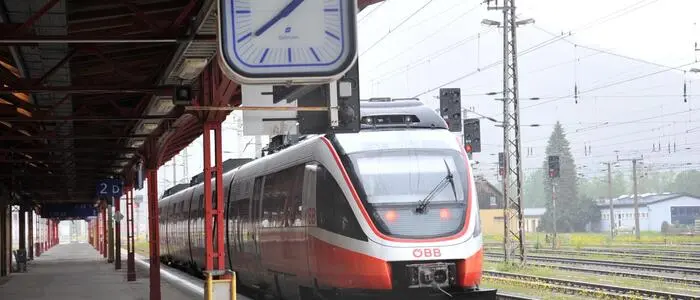 Die Uhr tickt: Die Abfahrt eines REX-Personenzuges von Selzthal nach Admont rückt näher
