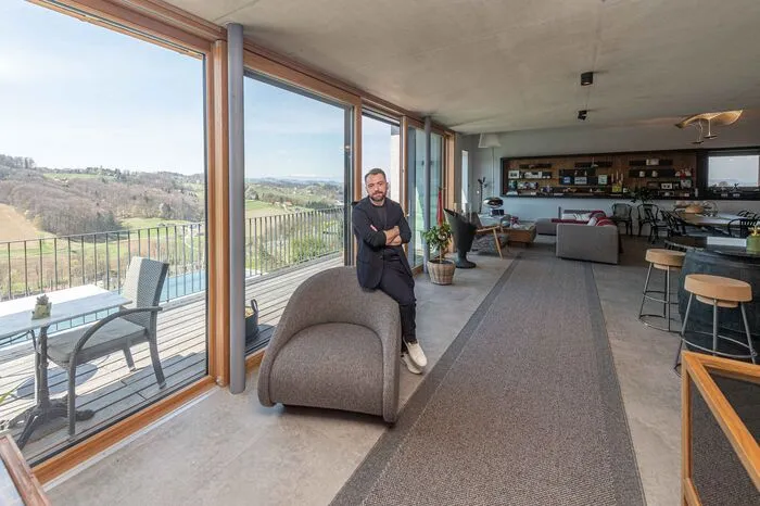 Interior-Designer Petre Ognjanovski, voll und ganz Gentleman, übt sich in vornehmer Zurückhaltung, ein kleines Schmunzeln kann er sich aber nicht verkneifen. Denn ihm erging es genauso, als er 2020 den Auftrag erhielt, ...