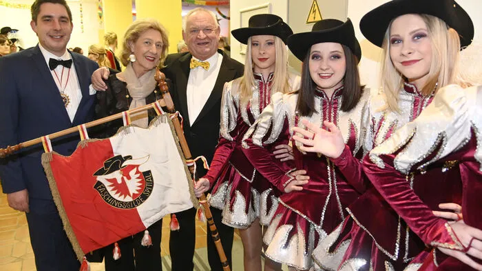 Die Gäste wurden von der Prinzengarde willkommen geheißen.