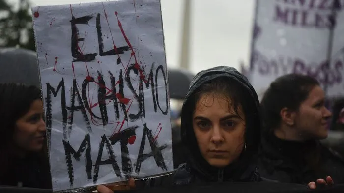 Zehntausende Menschen sind in Buenos Aires bei strömendem Regen auf die Straße gegangen, um gegen die häufigen Frauenmorde im Argentinien zu protestieren.