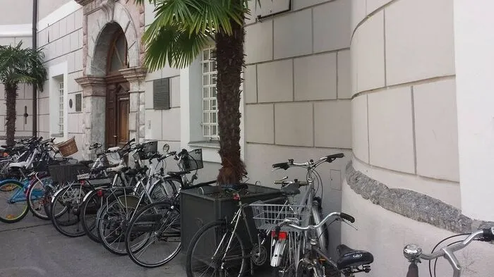 Beim Eingang der Liebburg: Heute sind offenbar viele mit'm Radl da!