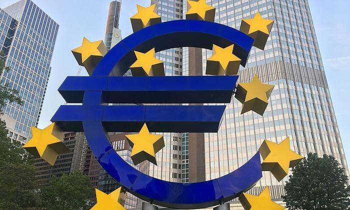Euro-Zeichen vor dem Eurotower in der Frankfurter Innenstadt